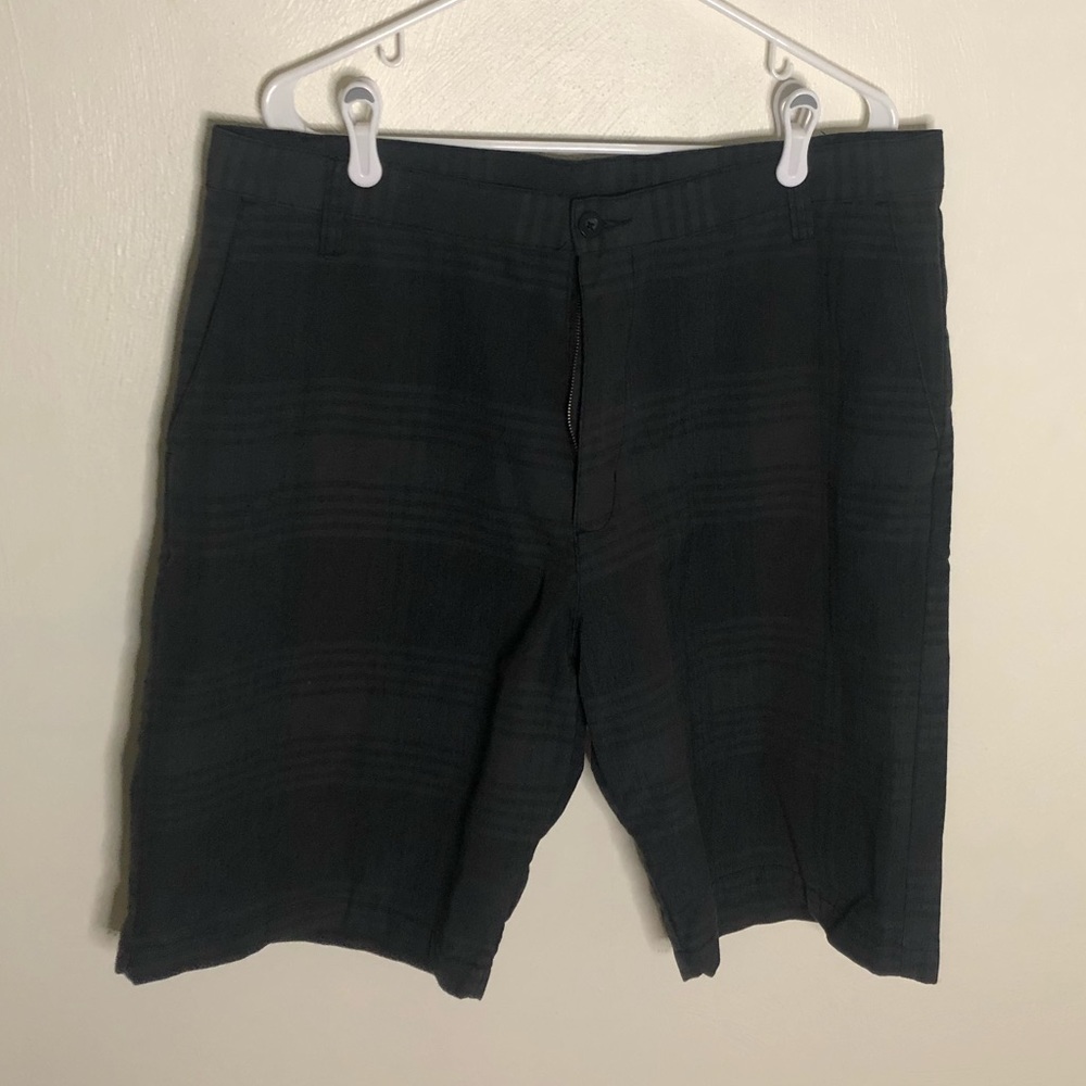 Men’s Black Plaid Cargo Shorts Size 36